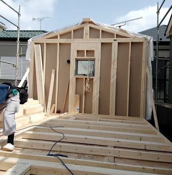 3階及び小屋北面建て起こし完了 